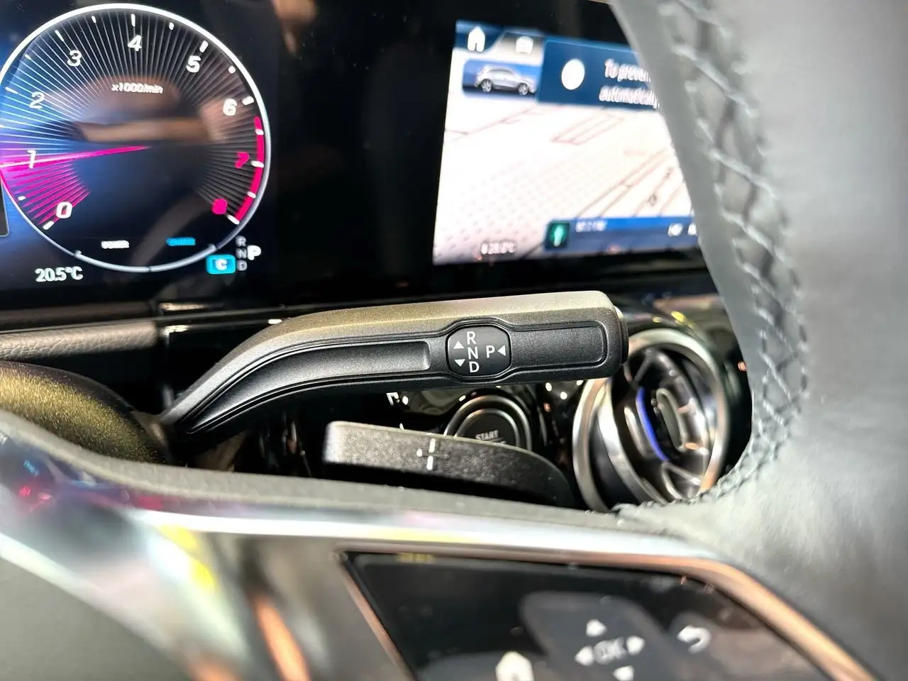 Mercedes-Benz GLA снимка Mercedes-Benz GLA