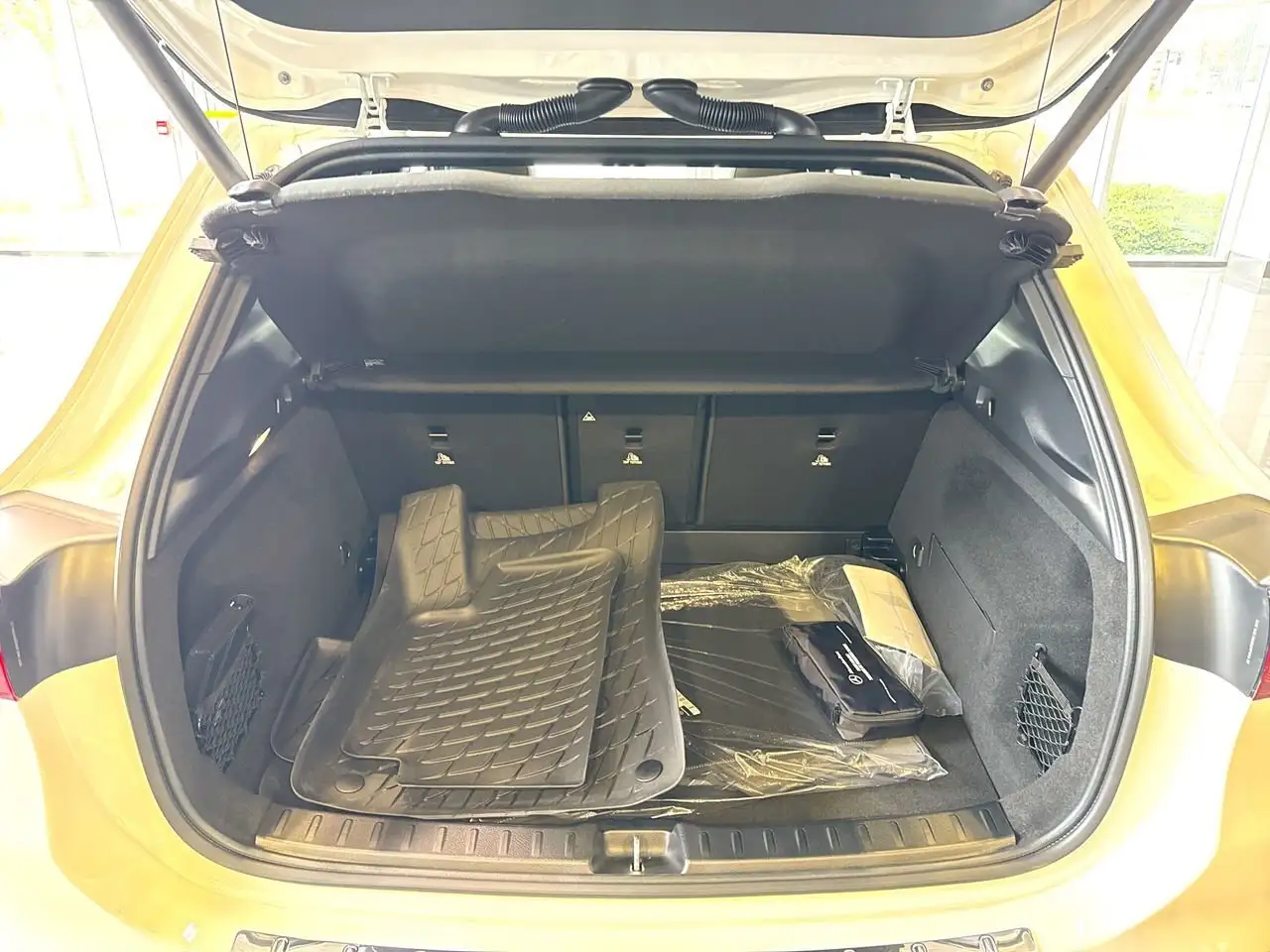 Mercedes-Benz GLA снимка Mercedes-Benz GLA