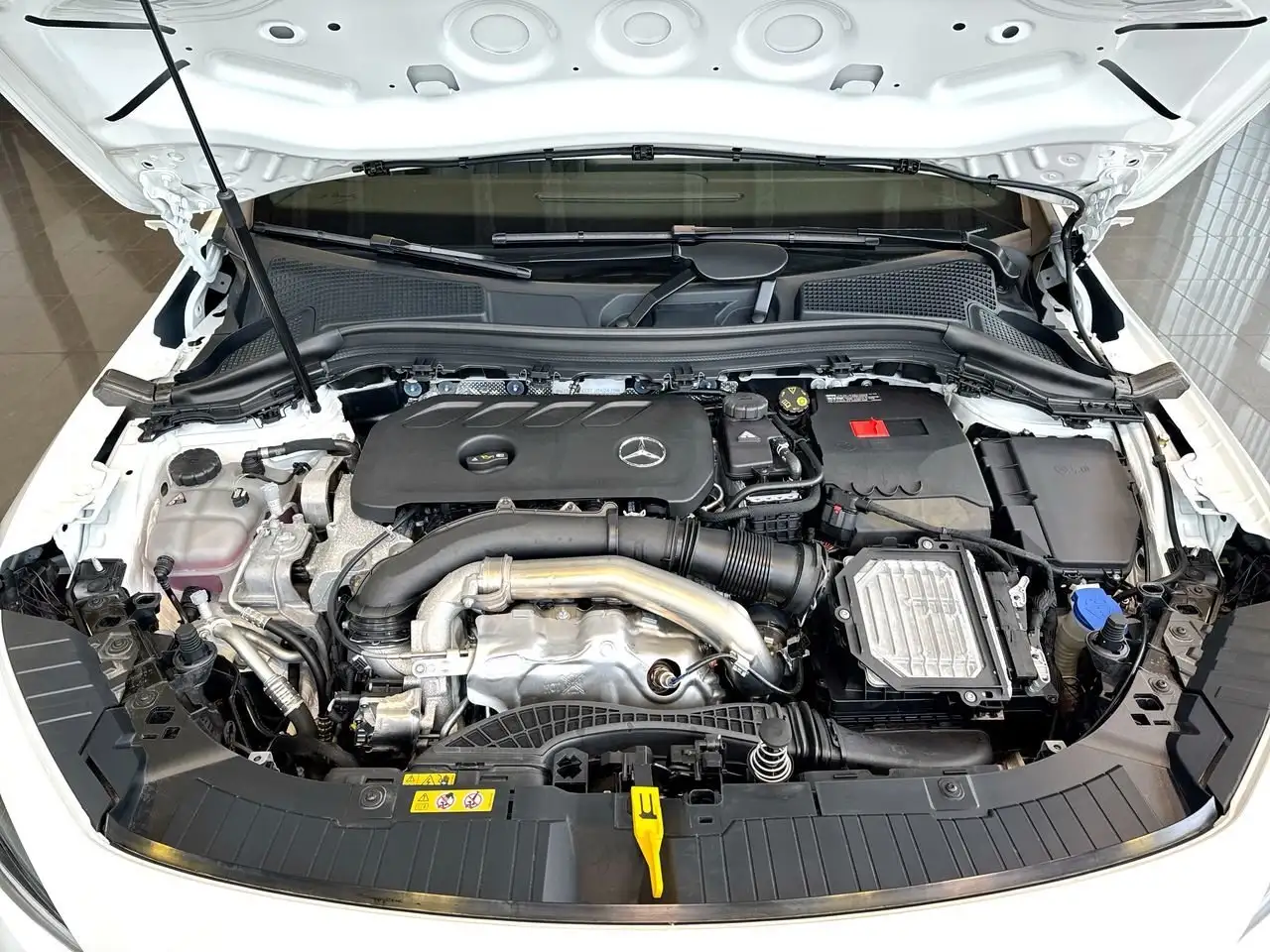 Mercedes-Benz GLA снимка Mercedes-Benz GLA