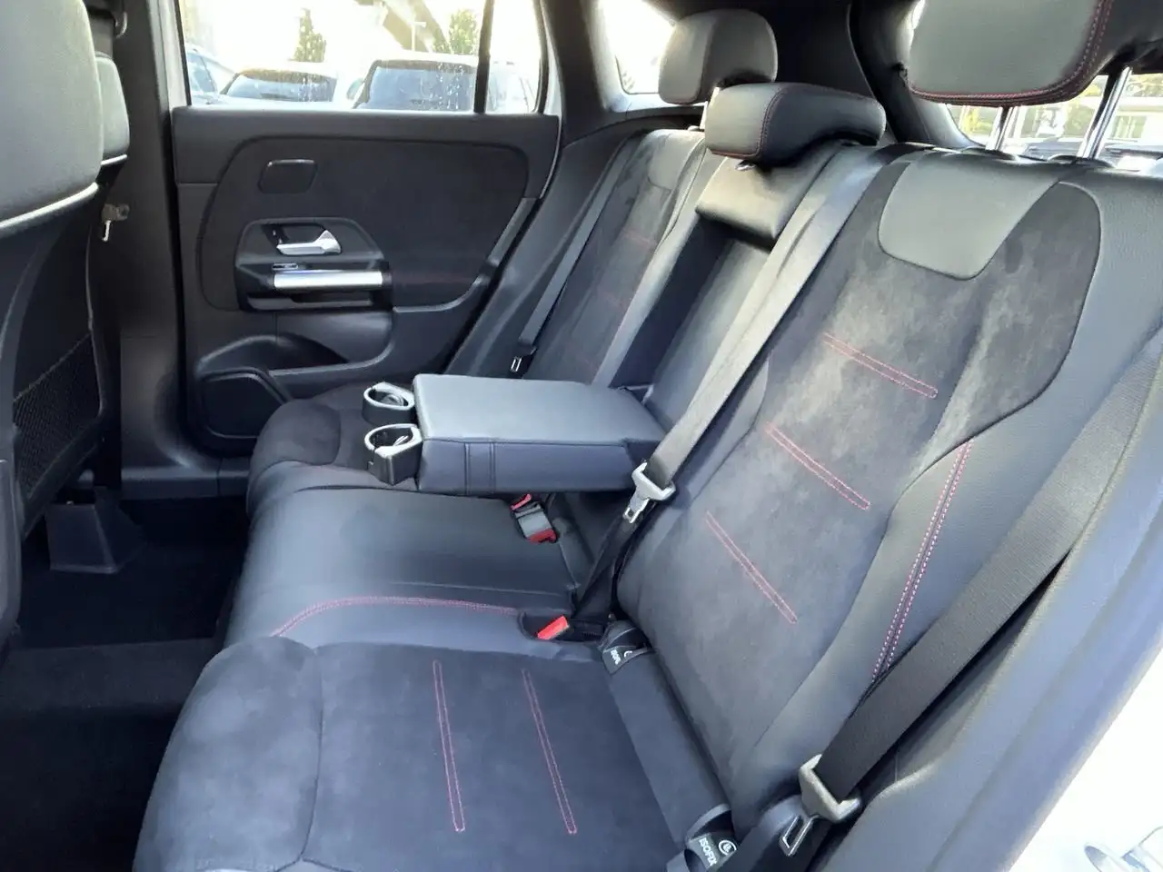 Mercedes-Benz GLA снимка Mercedes-Benz GLA