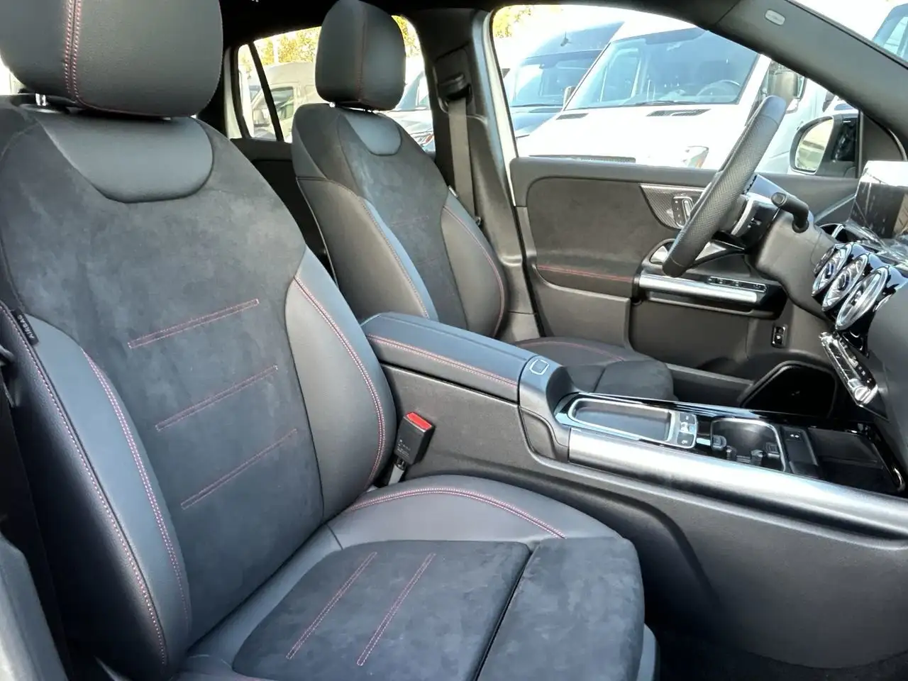 Mercedes-Benz GLA снимка Mercedes-Benz GLA
