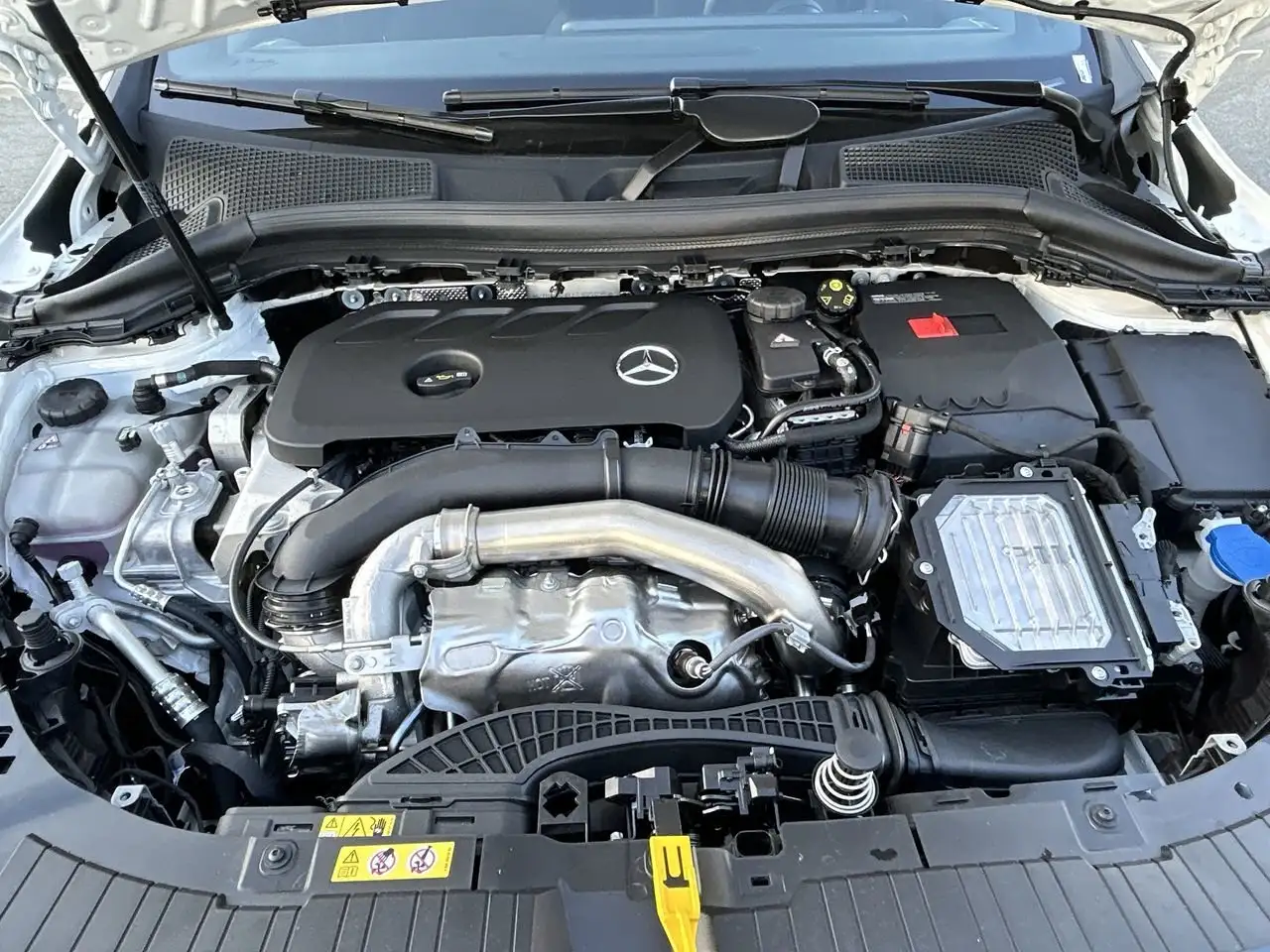 Mercedes-Benz GLA снимка Mercedes-Benz GLA
