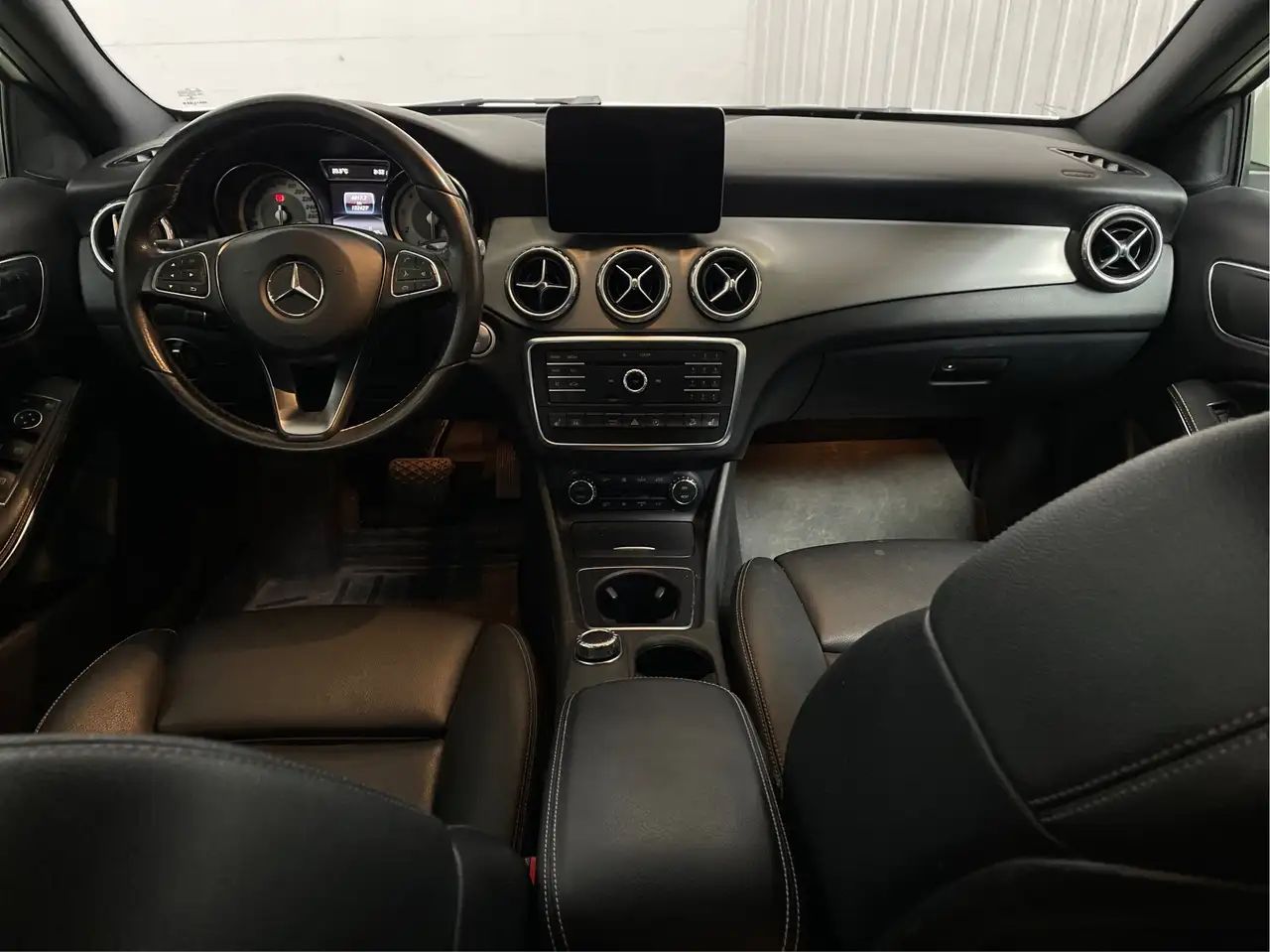 Mercedes-Benz GLA снимка Mercedes-Benz GLA