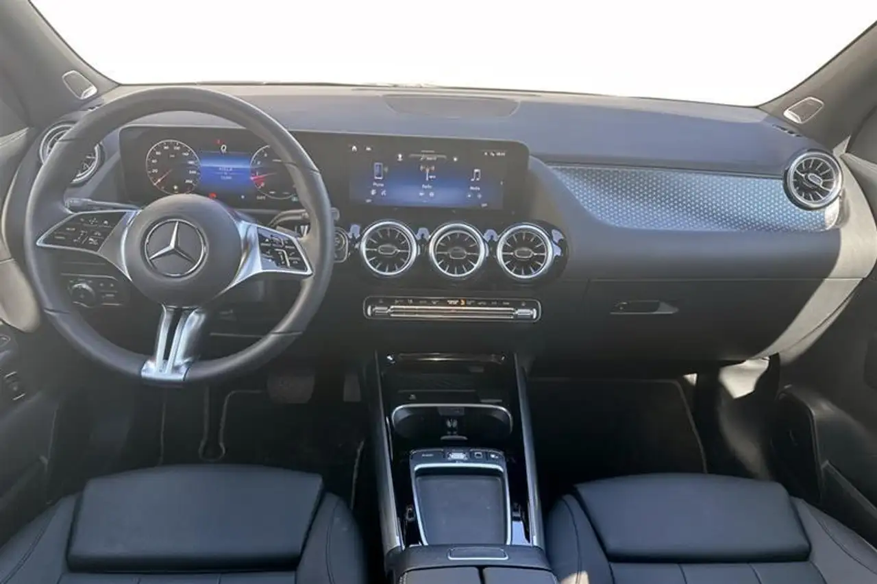 Mercedes-Benz GLA снимка Mercedes-Benz GLA