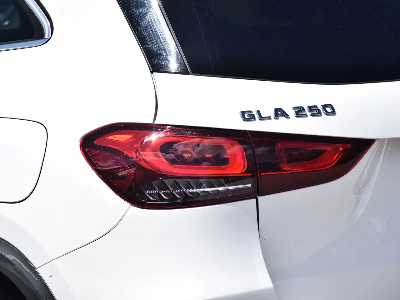 Mercedes-Benz GLA снимка Mercedes-Benz GLA