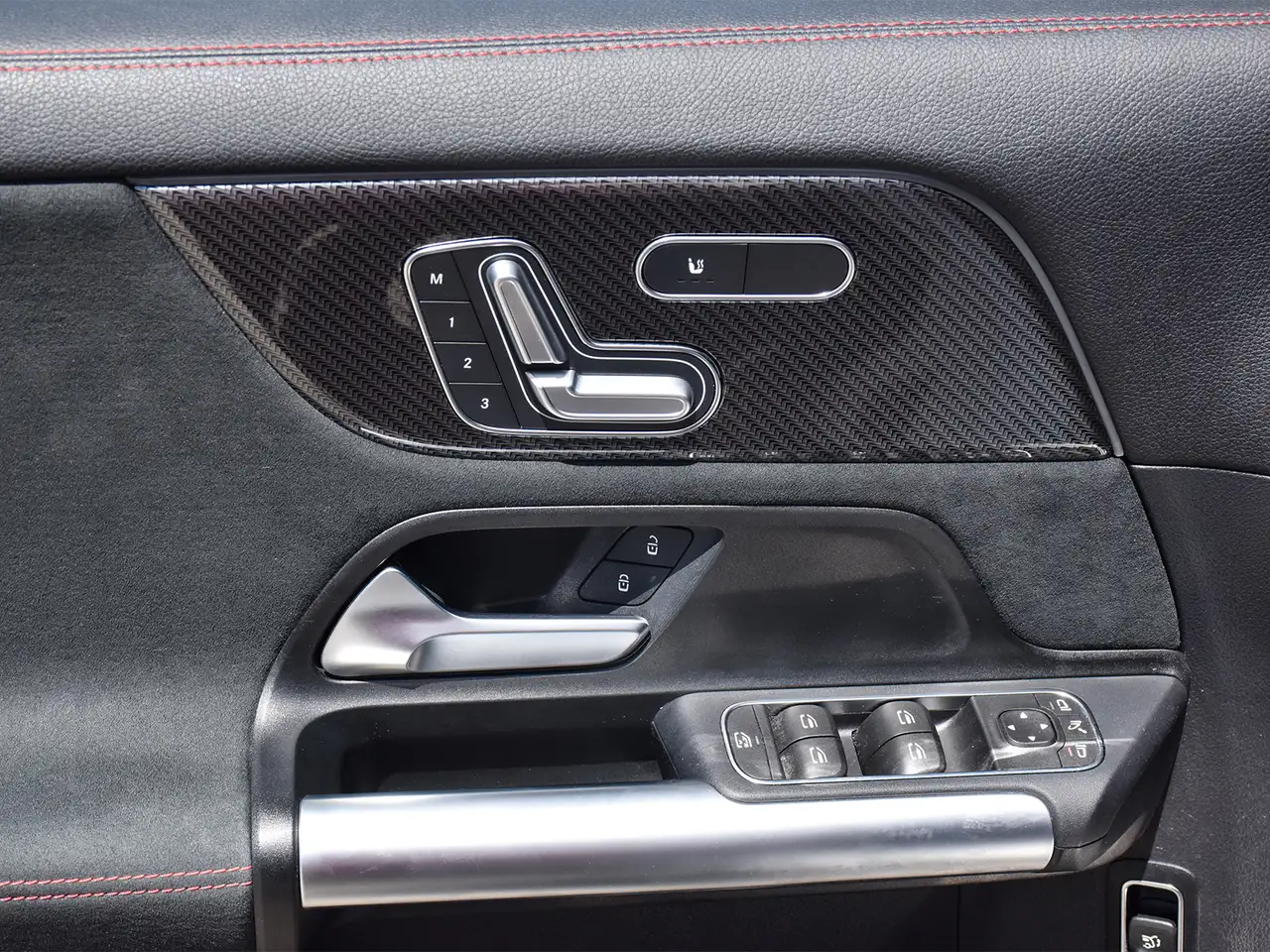 Mercedes-Benz GLA снимка Mercedes-Benz GLA