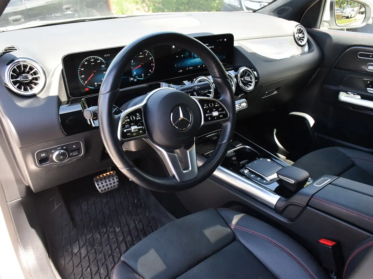 Mercedes-Benz GLA снимка Mercedes-Benz GLA