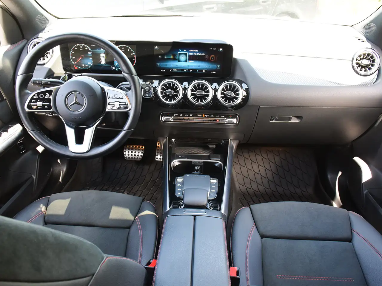 Mercedes-Benz GLA снимка Mercedes-Benz GLA