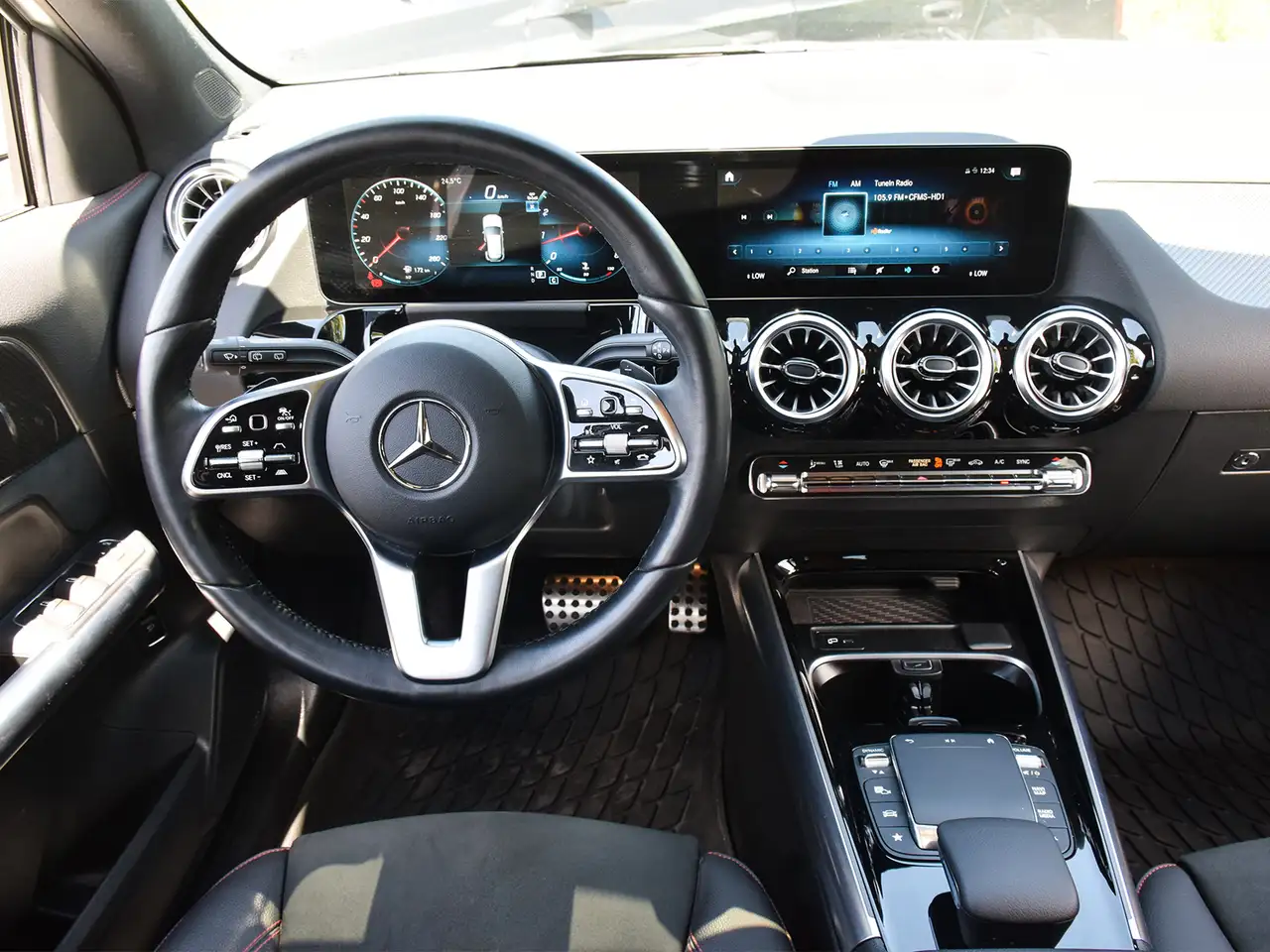 Mercedes-Benz GLA снимка Mercedes-Benz GLA