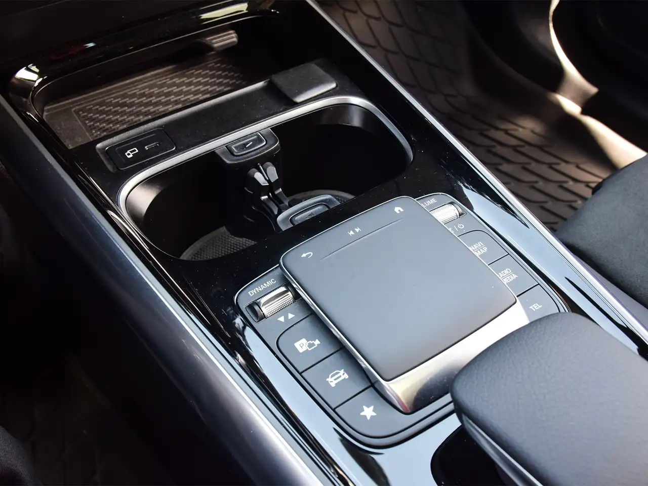 Mercedes-Benz GLA снимка Mercedes-Benz GLA