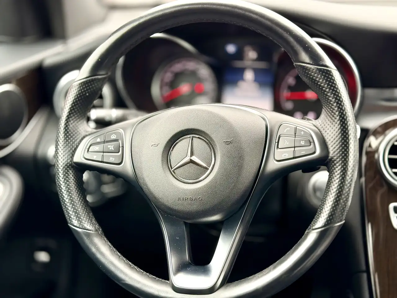 Mercedes-Benz GLC снимка Mercedes-Benz GLC