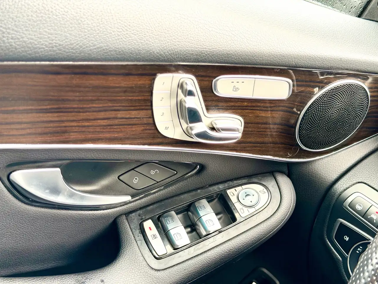 Mercedes-Benz GLC снимка Mercedes-Benz GLC