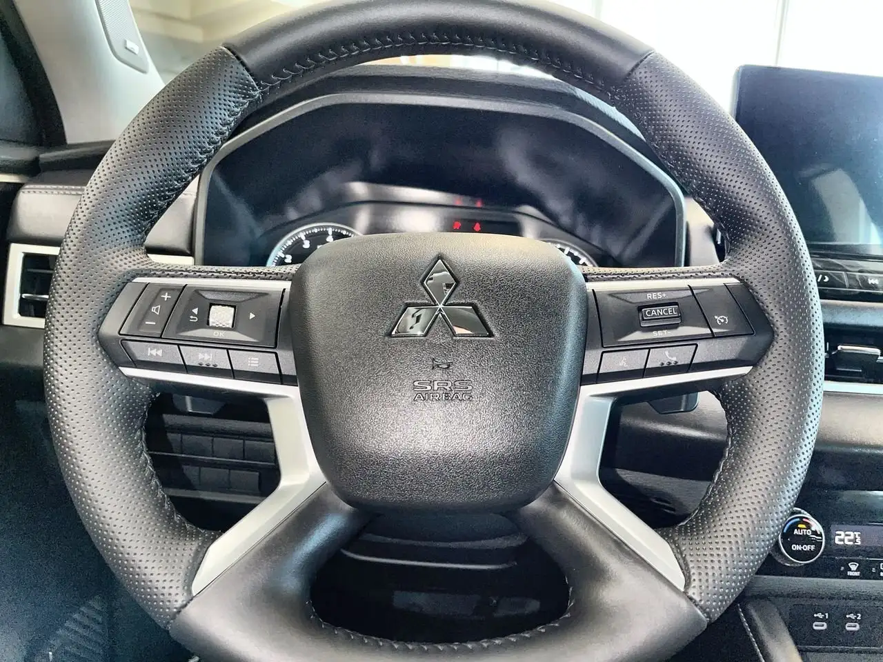 Mitsubishi Outlander photo Mitsubishi Outlander