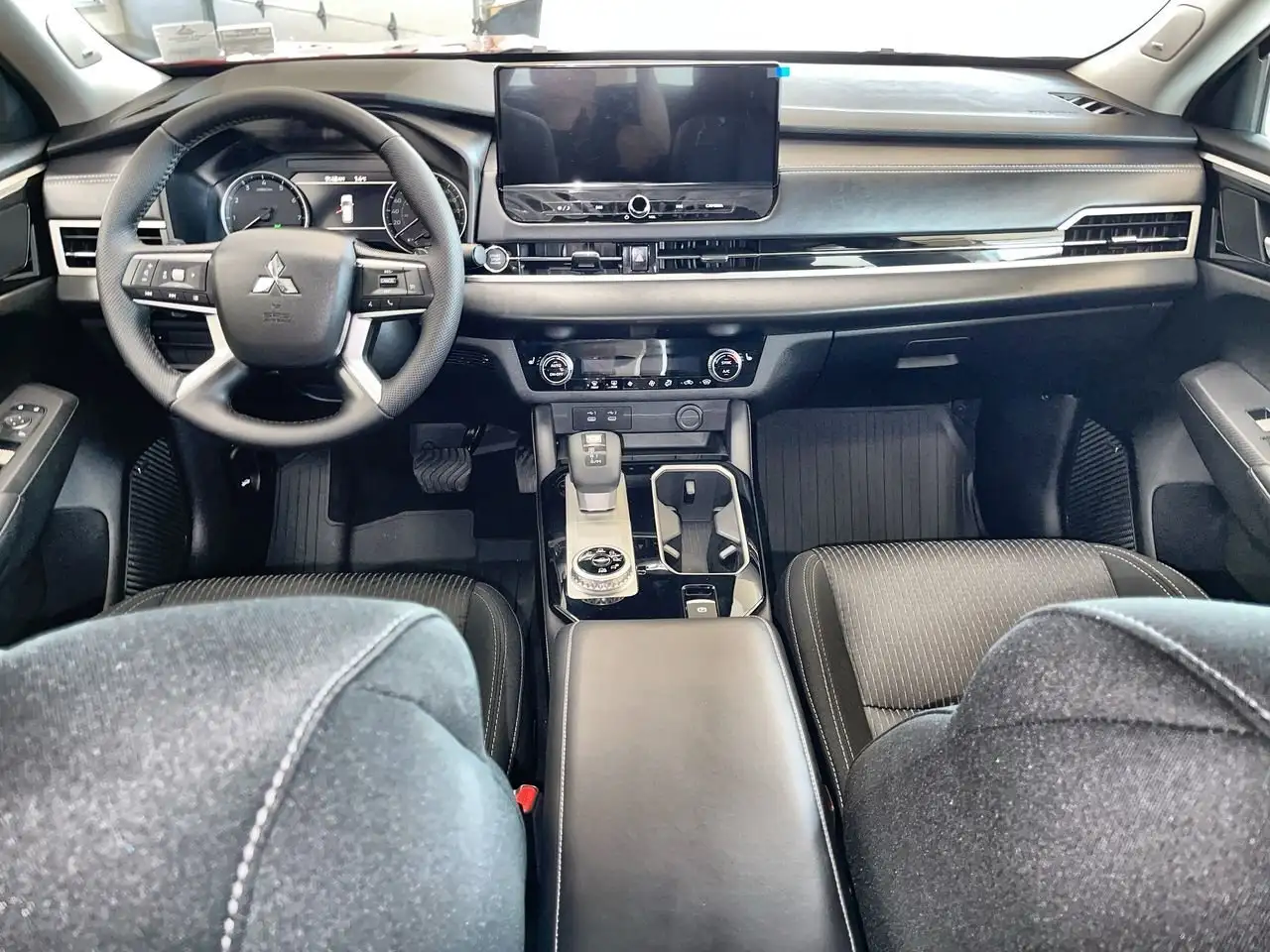 Mitsubishi Outlander photo Mitsubishi Outlander