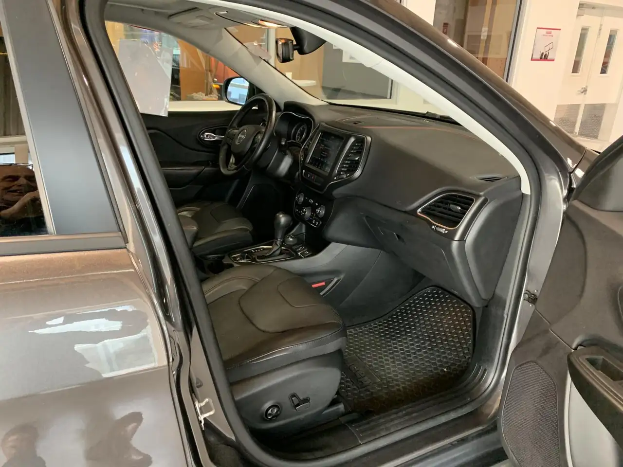 Jeep Cherokee снимка Jeep Cherokee
