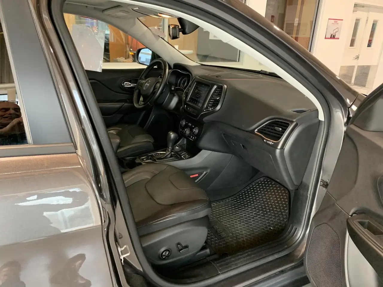 Jeep Cherokee снимка Jeep Cherokee