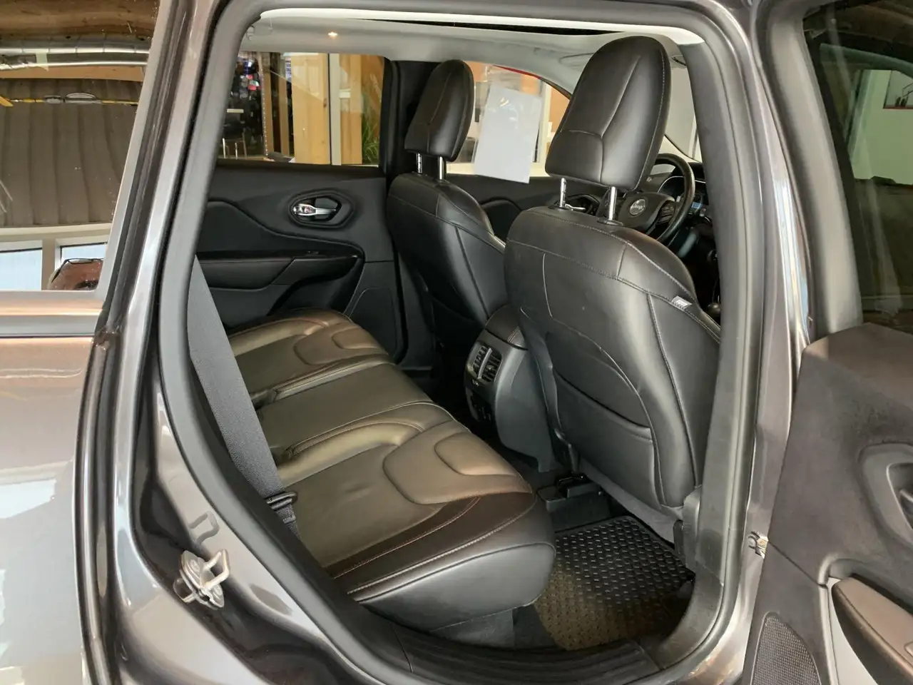 Jeep Cherokee снимка Jeep Cherokee