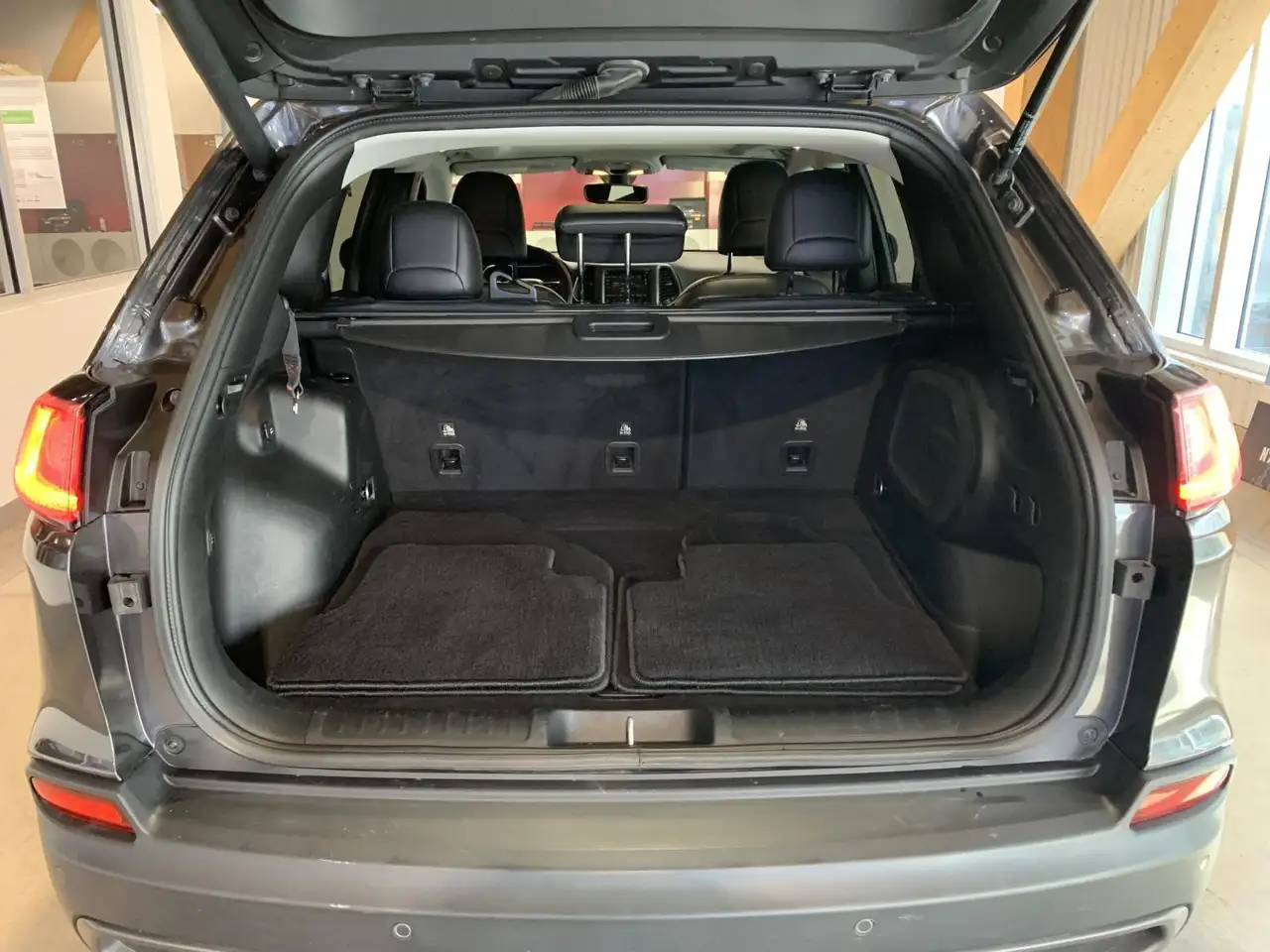 Jeep Cherokee снимка Jeep Cherokee