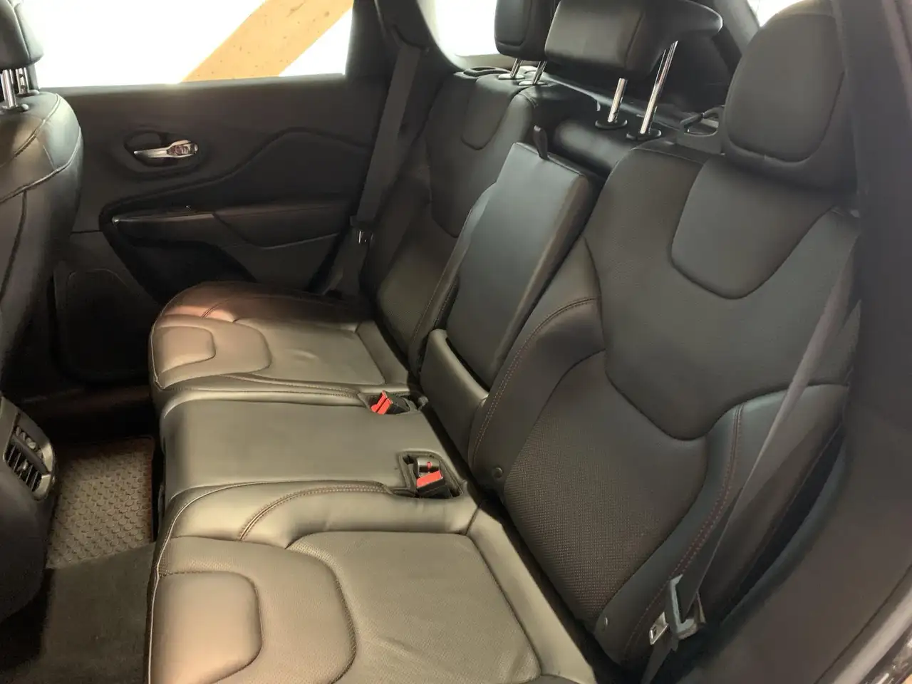 Jeep Cherokee снимка Jeep Cherokee