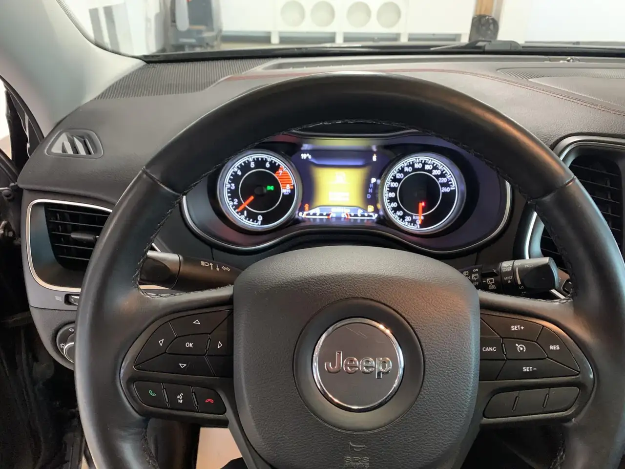Jeep Cherokee снимка Jeep Cherokee
