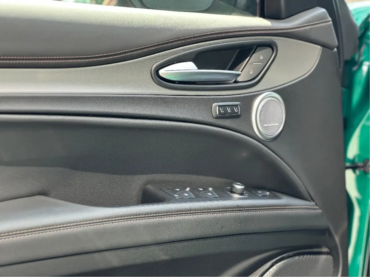 Alfa Romeo Stelvio снимка Alfa Romeo Stelvio