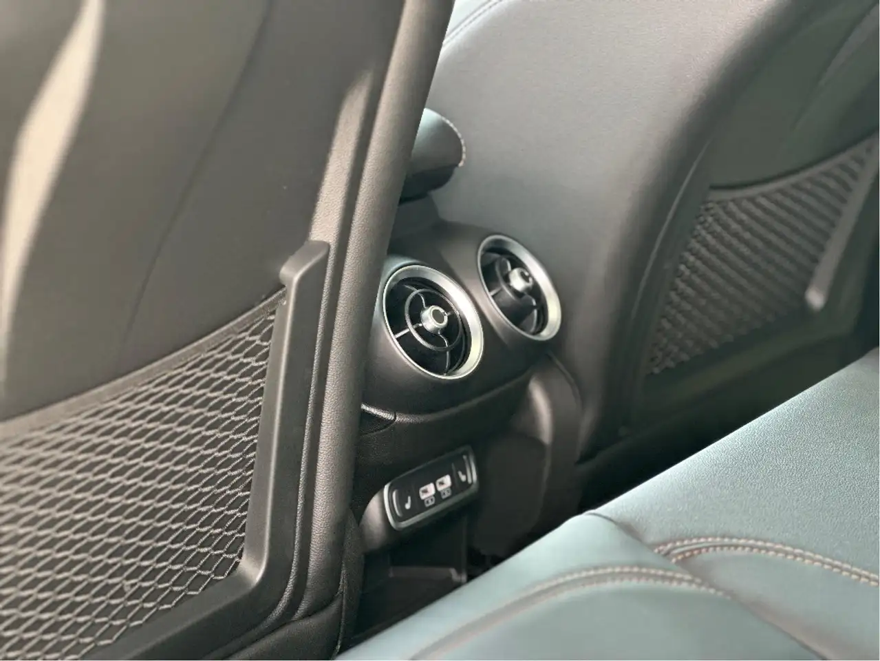 Alfa Romeo Stelvio снимка Alfa Romeo Stelvio