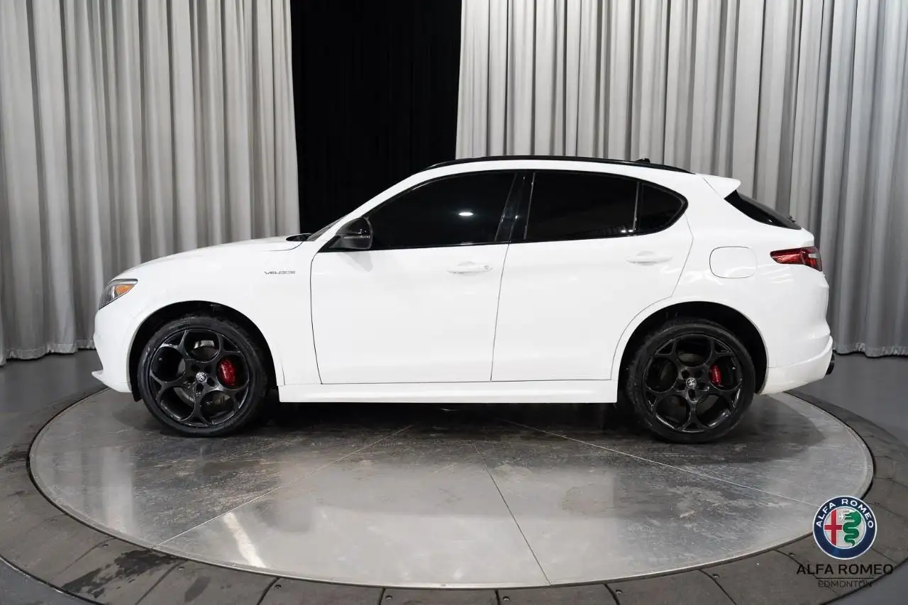 Alfa Romeo Stelvio снимка Alfa Romeo Stelvio