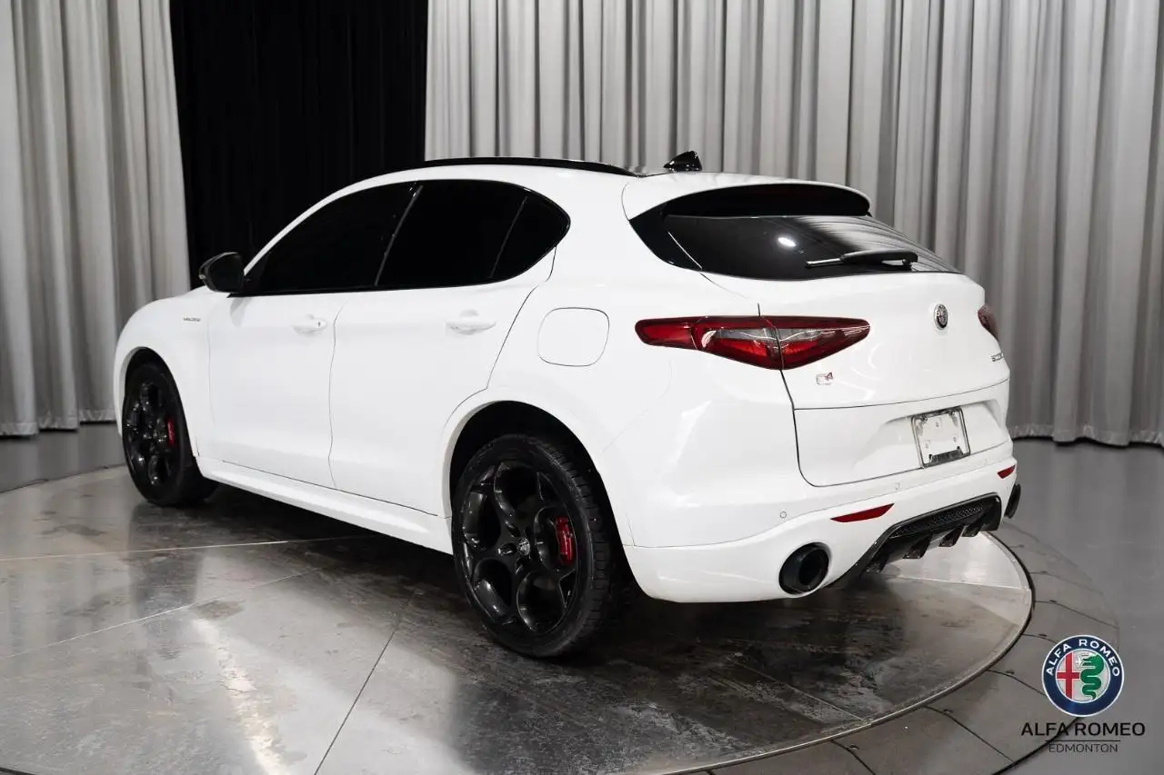 Alfa Romeo Stelvio снимка Alfa Romeo Stelvio