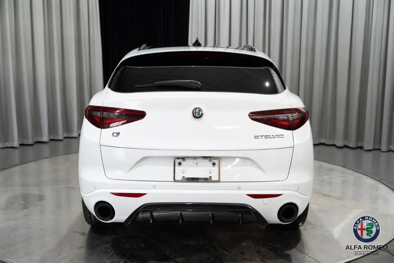Alfa Romeo Stelvio снимка Alfa Romeo Stelvio