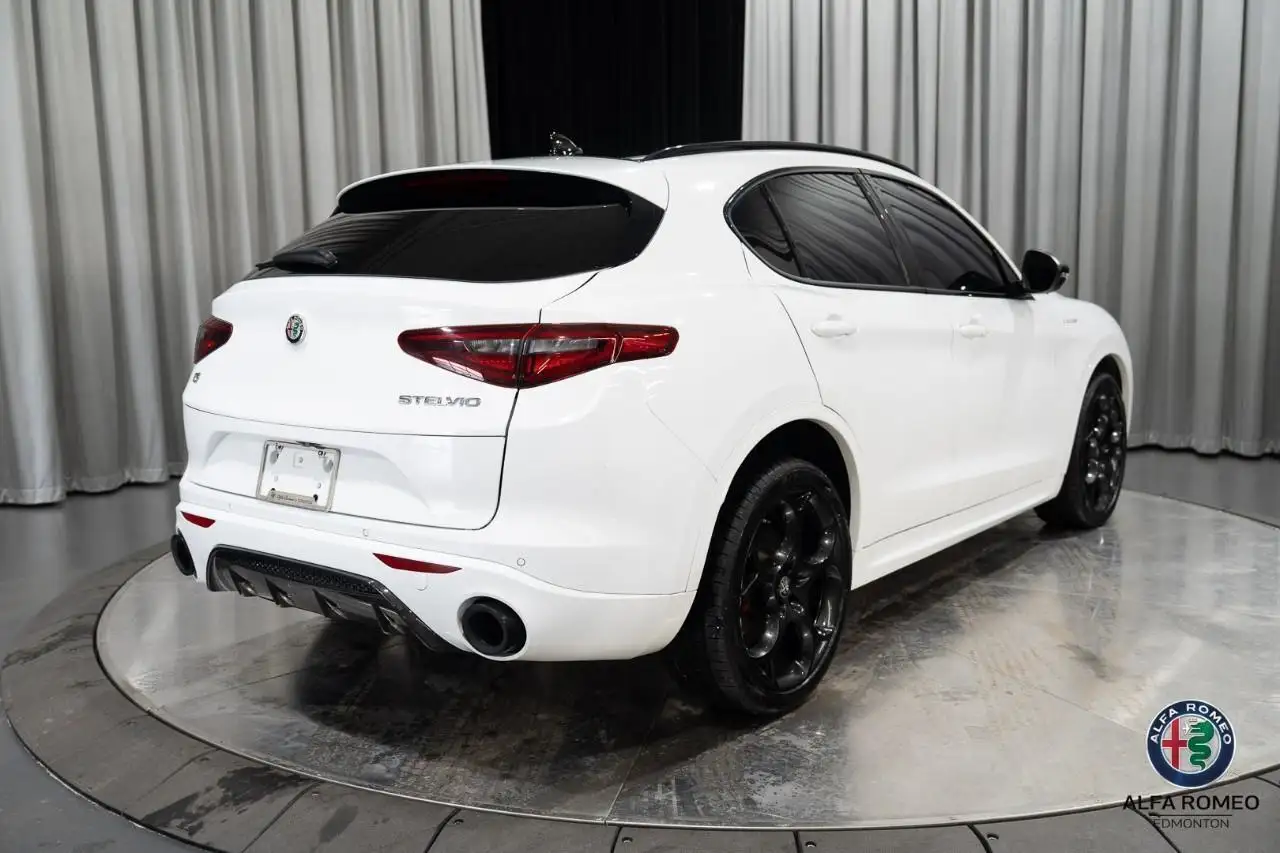 Alfa Romeo Stelvio снимка Alfa Romeo Stelvio