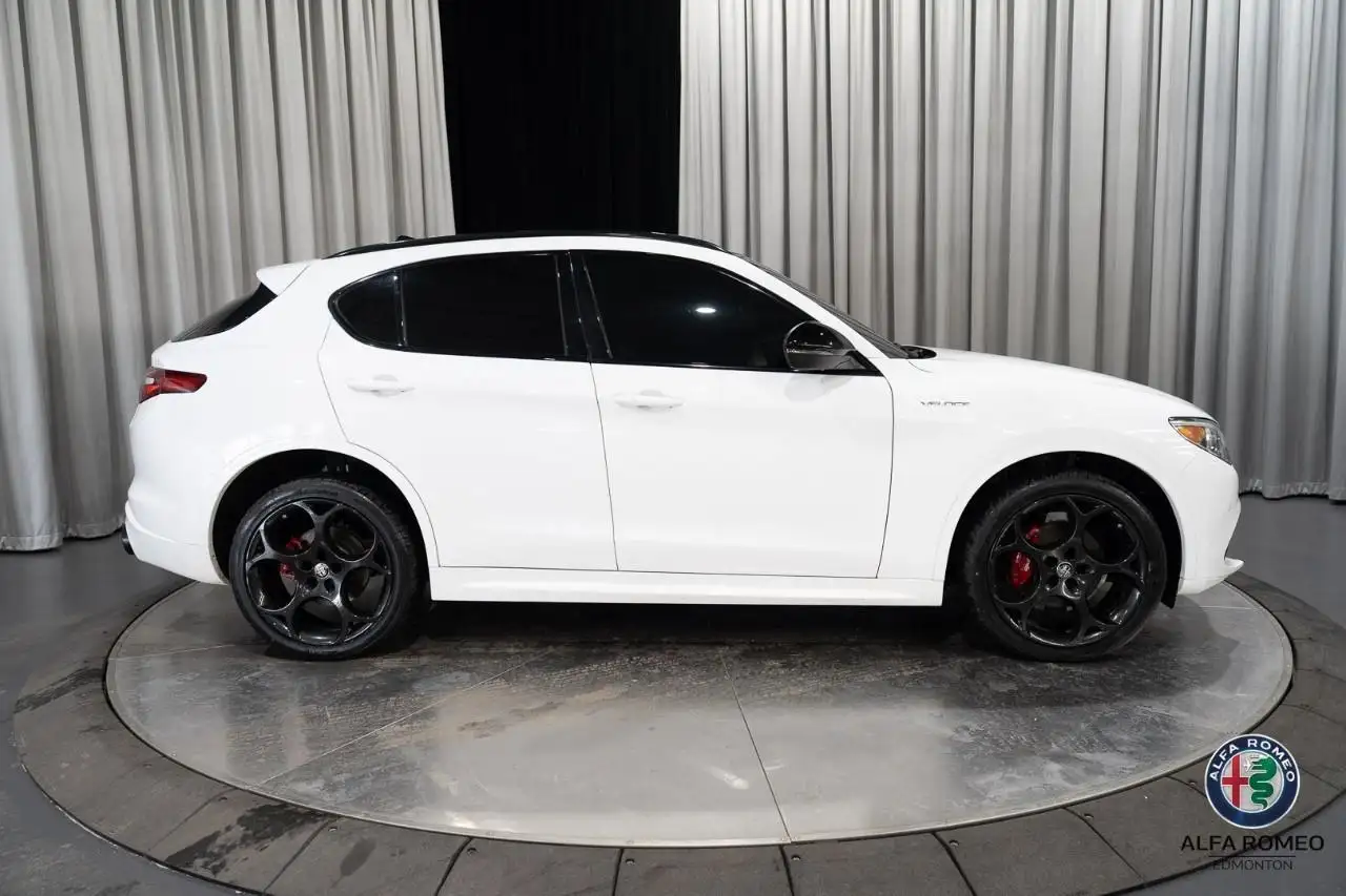 Alfa Romeo Stelvio снимка Alfa Romeo Stelvio