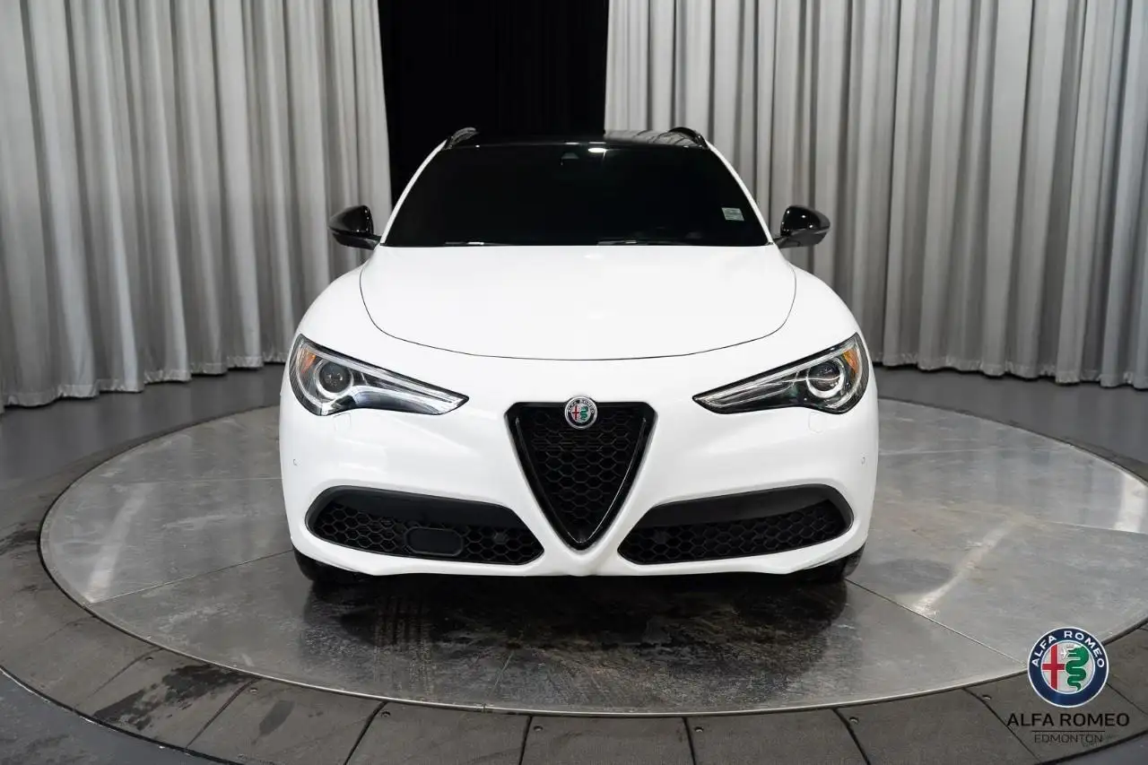 Alfa Romeo Stelvio снимка Alfa Romeo Stelvio