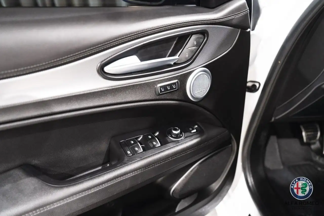 Alfa Romeo Stelvio снимка Alfa Romeo Stelvio