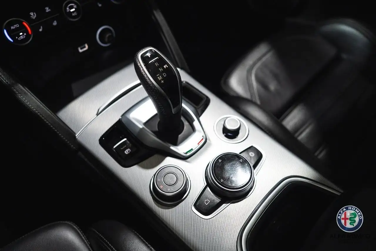 Alfa Romeo Stelvio снимка Alfa Romeo Stelvio
