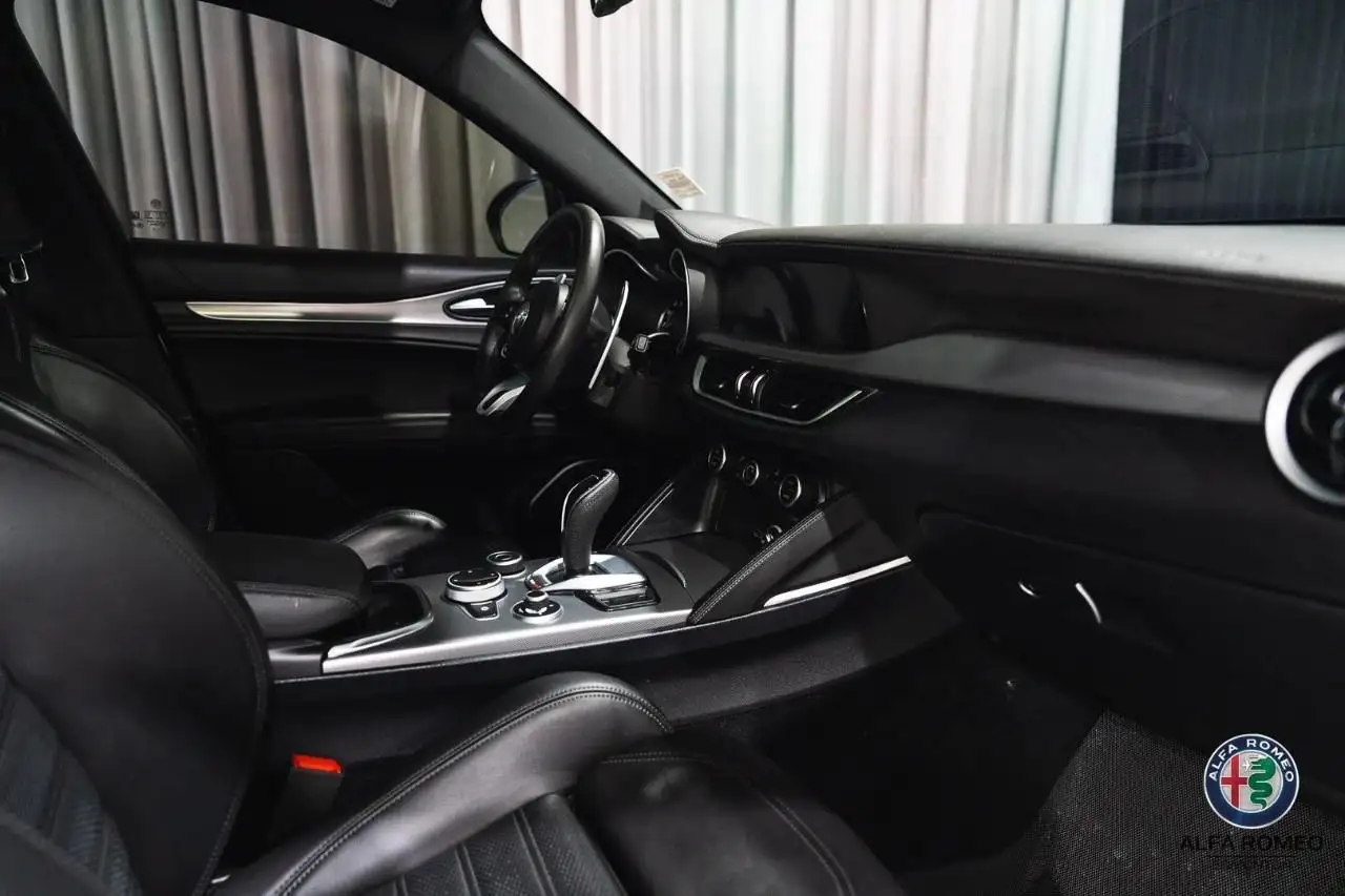 Alfa Romeo Stelvio снимка Alfa Romeo Stelvio