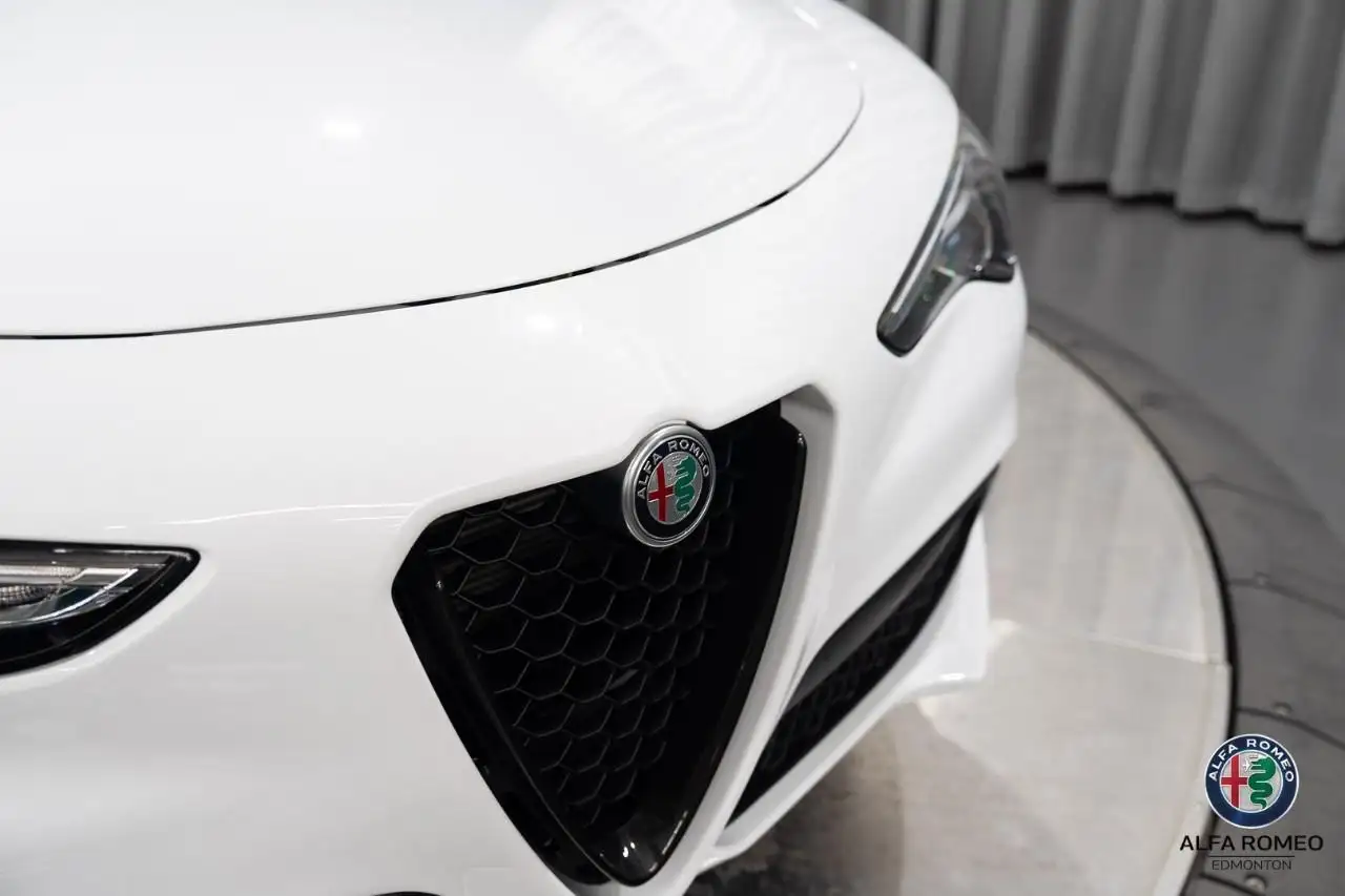 Alfa Romeo Stelvio снимка Alfa Romeo Stelvio