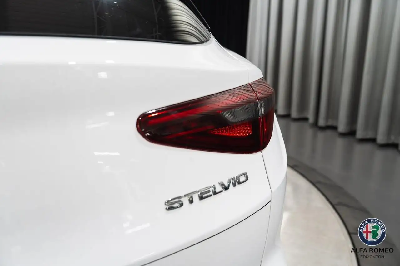 Alfa Romeo Stelvio снимка Alfa Romeo Stelvio