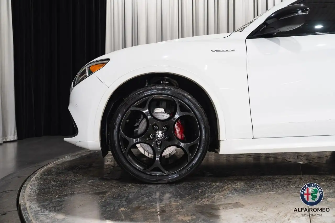 Alfa Romeo Stelvio снимка Alfa Romeo Stelvio
