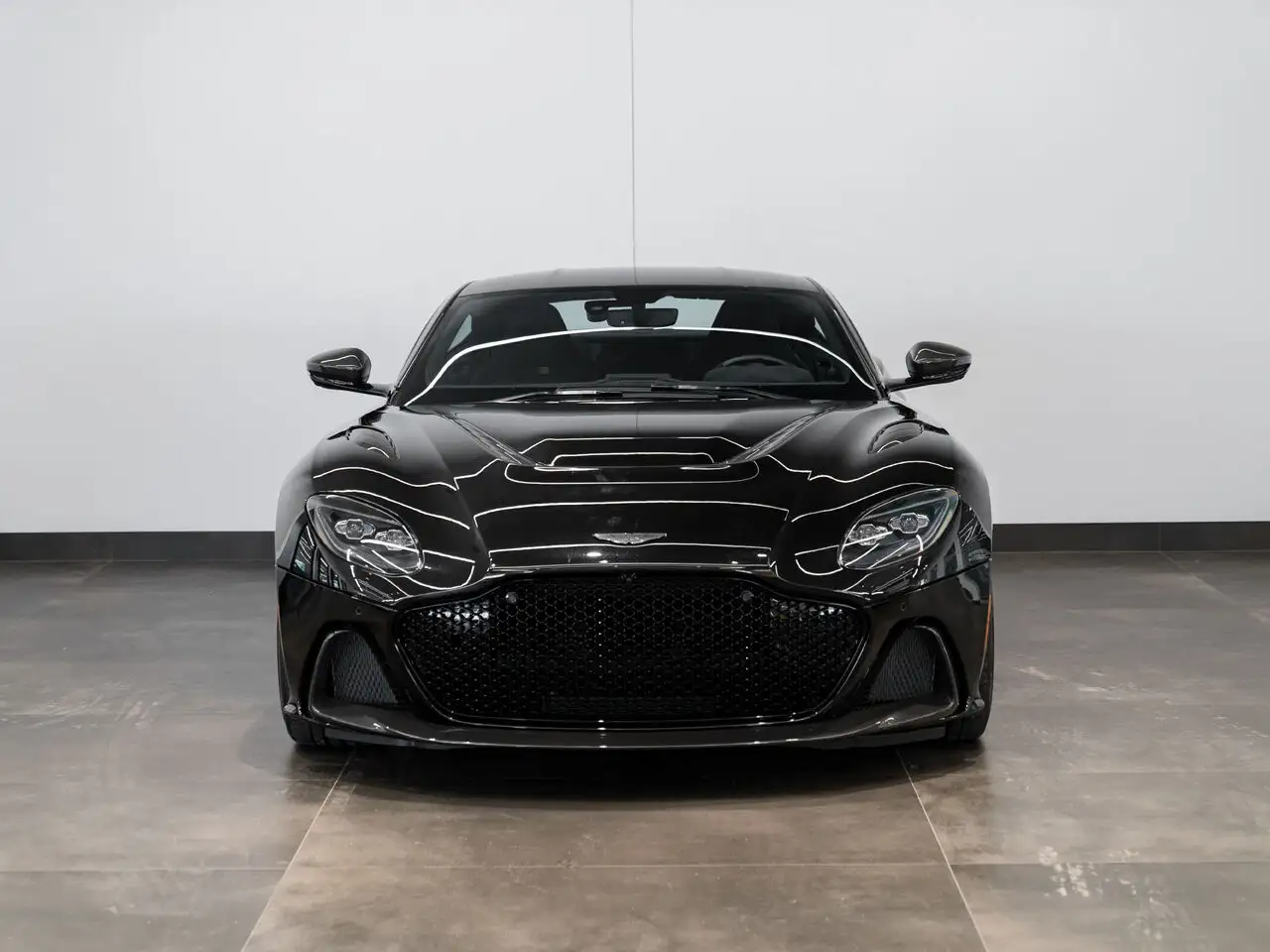 Aston Martin DBS снимка Aston Martin DBS