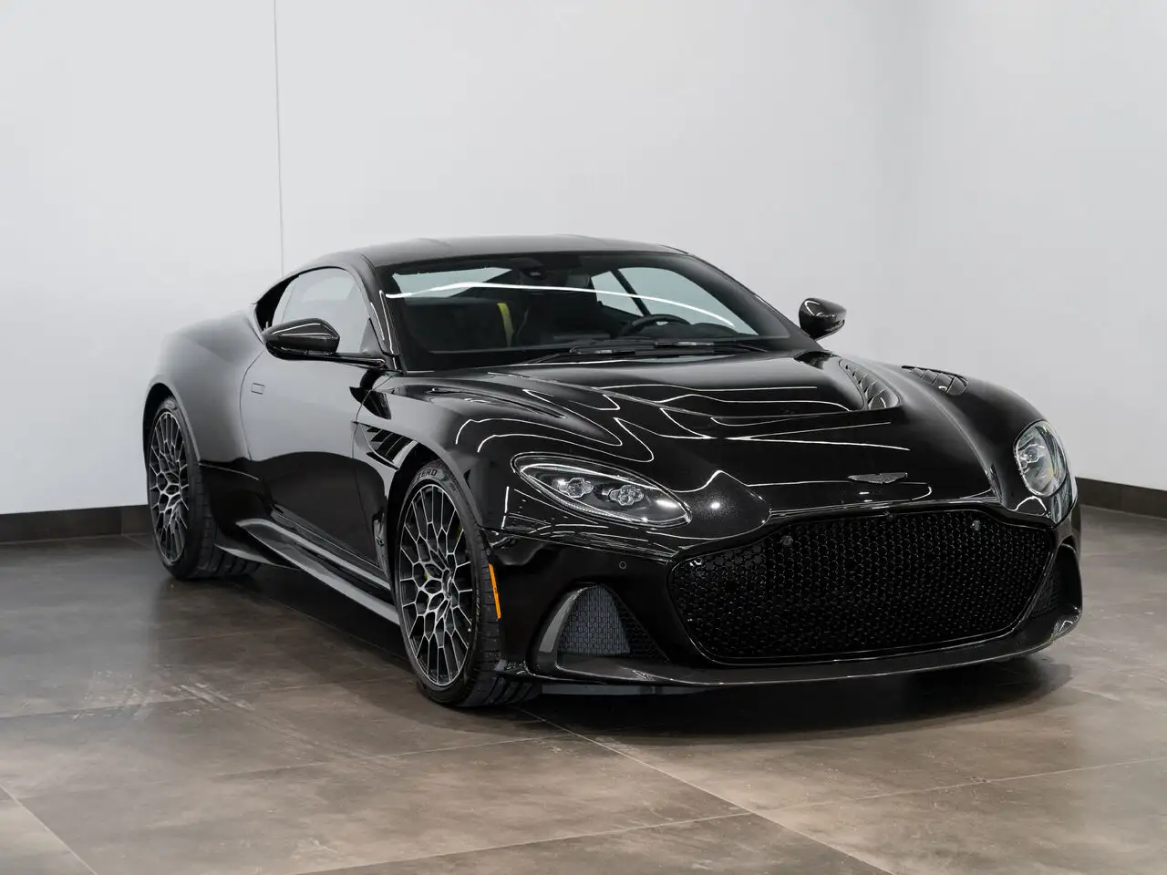 Aston Martin DBS снимка Aston Martin DBS