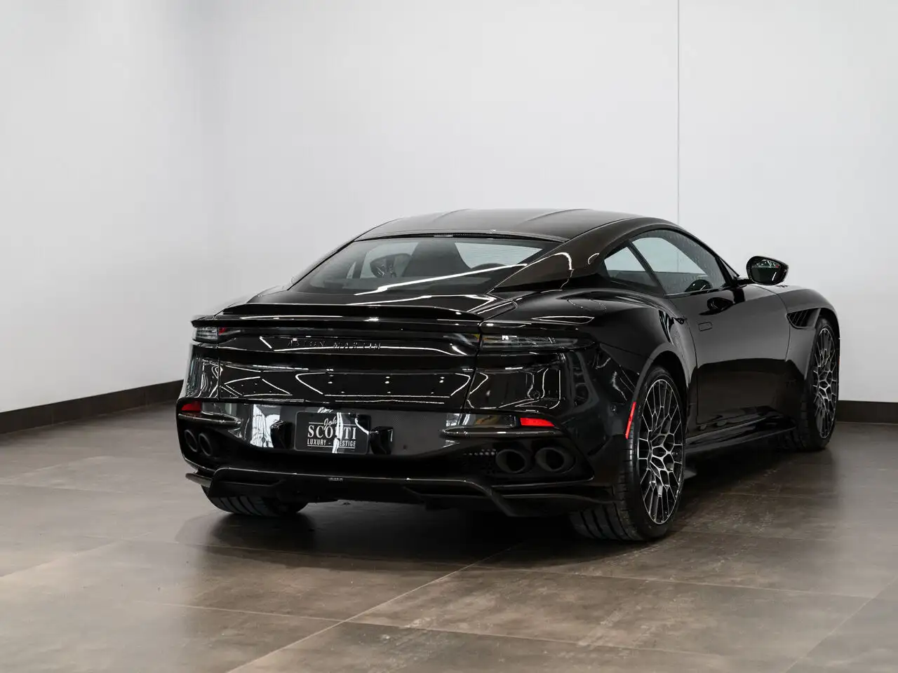 Aston Martin DBS снимка Aston Martin DBS