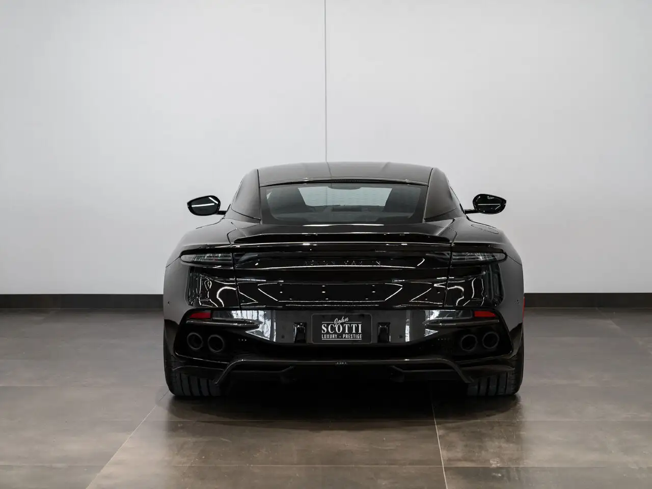 Aston Martin DBS снимка Aston Martin DBS