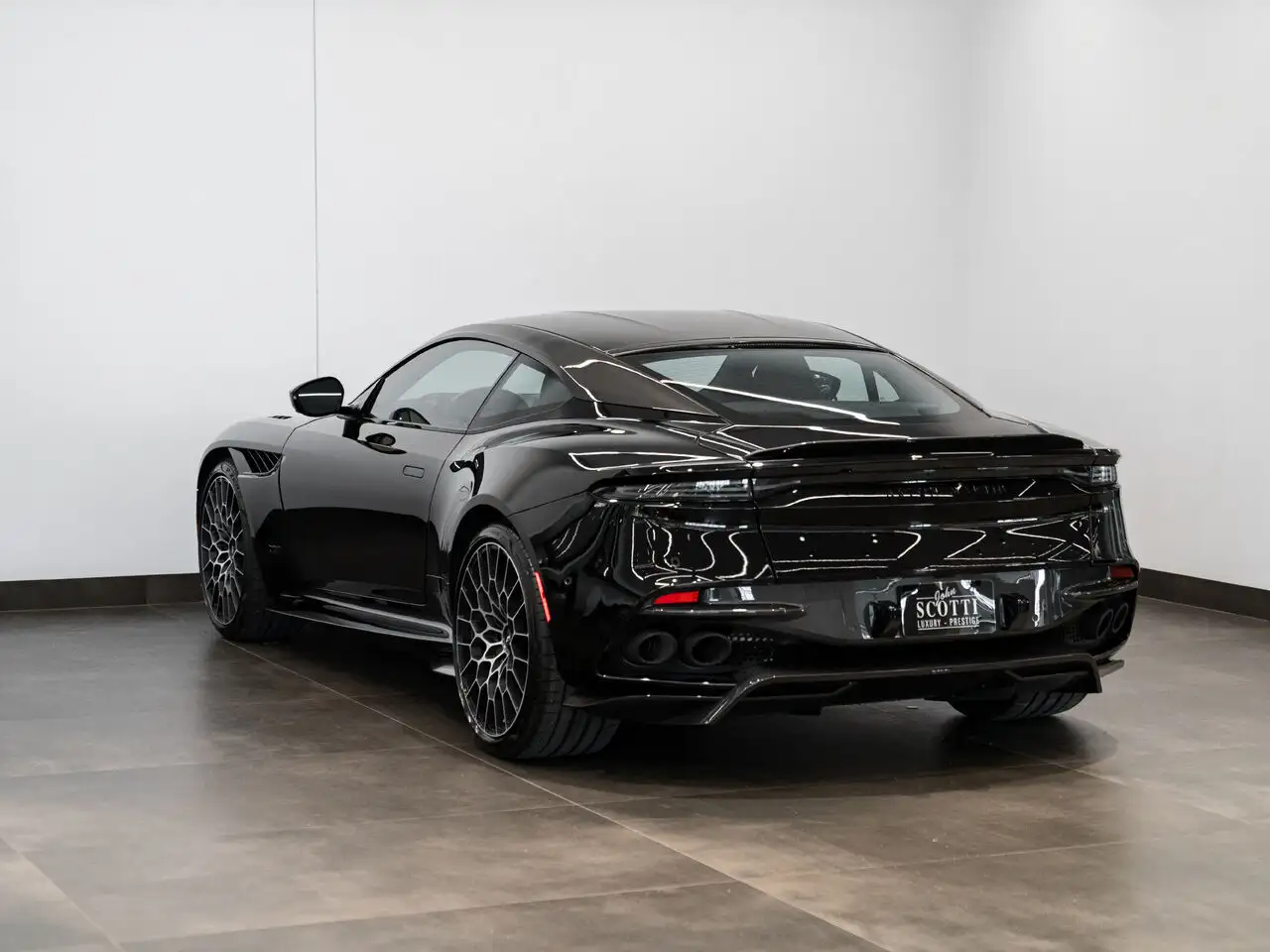 Aston Martin DBS снимка Aston Martin DBS
