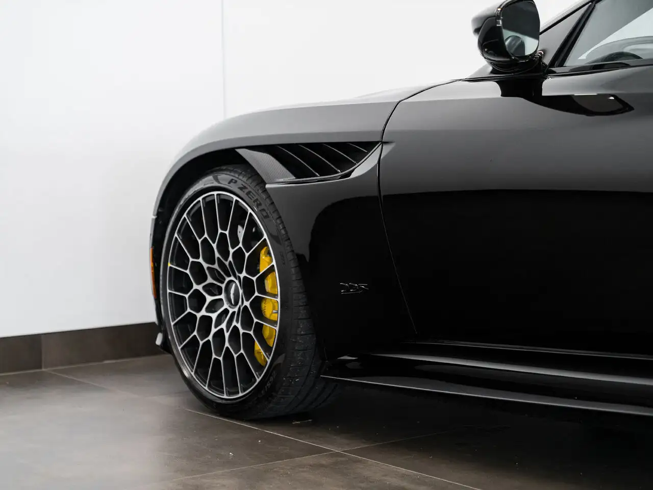 Aston Martin DBS снимка Aston Martin DBS