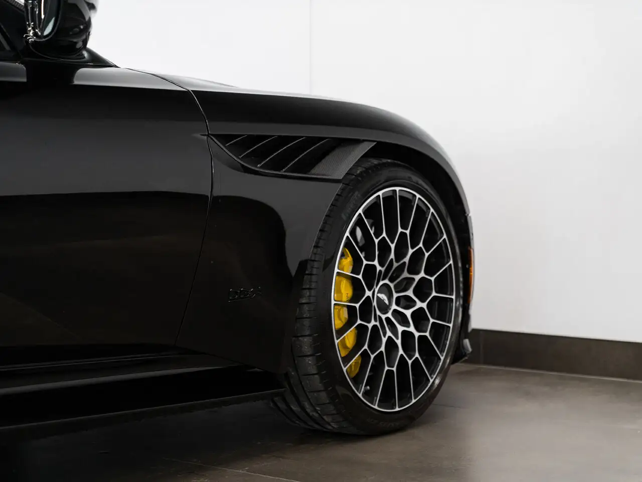 Aston Martin DBS снимка Aston Martin DBS