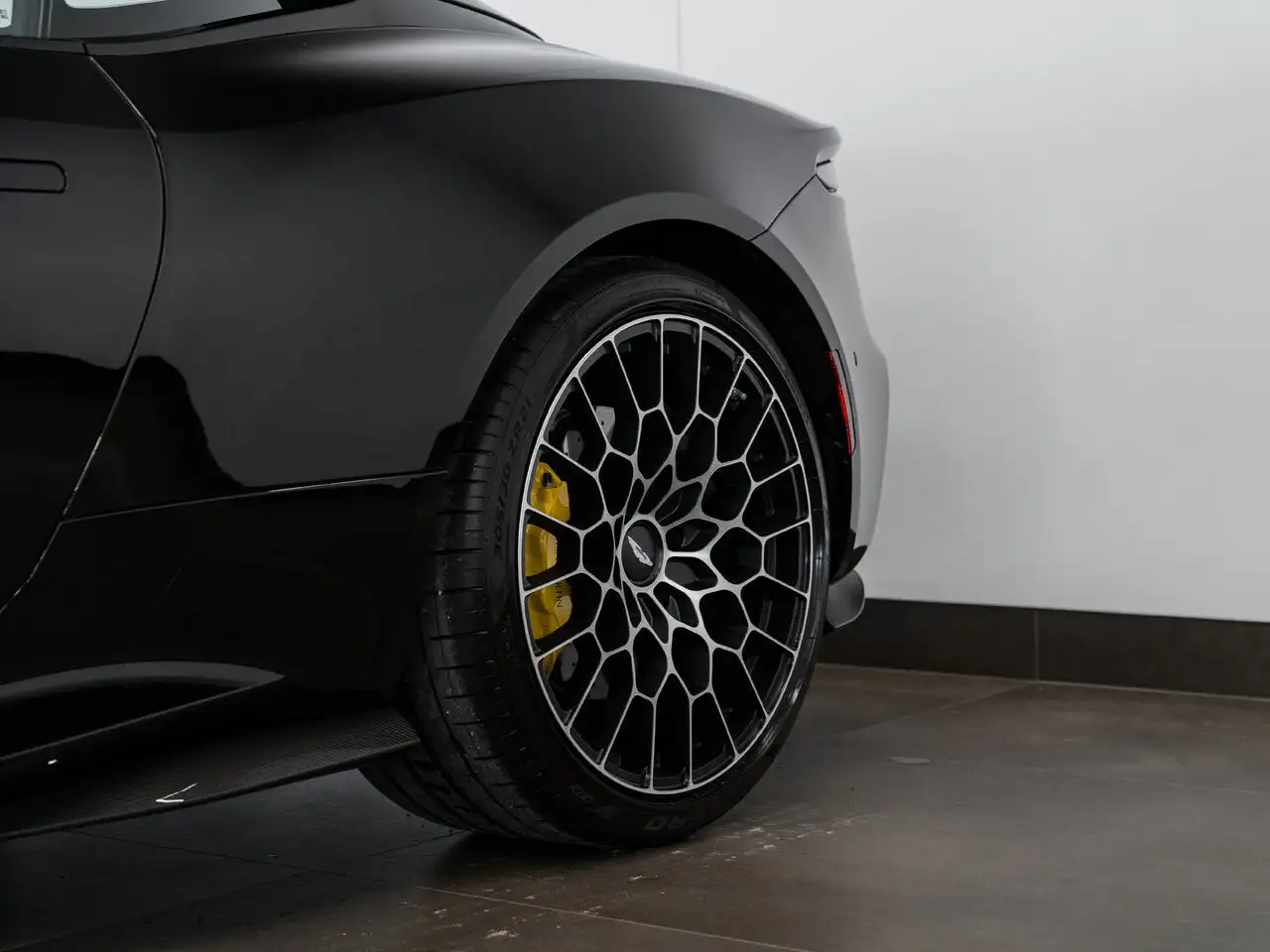 Aston Martin DBS снимка Aston Martin DBS