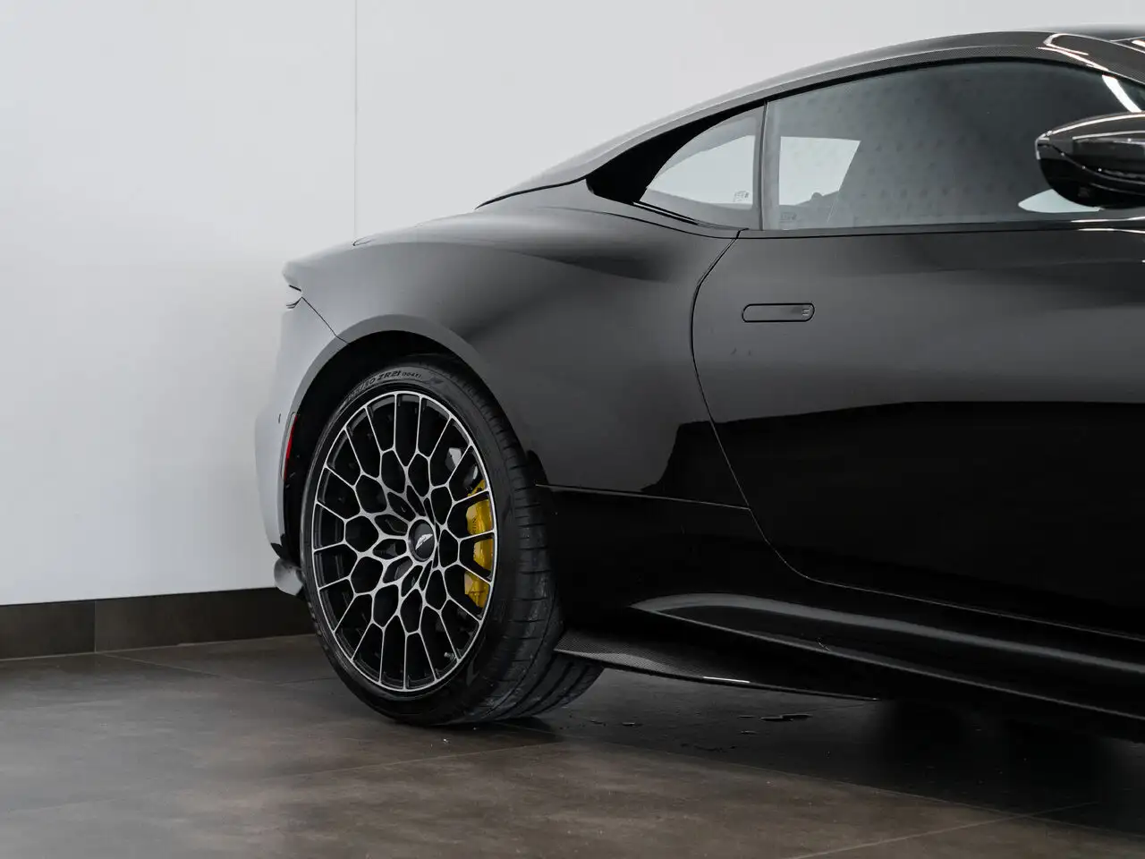 Aston Martin DBS снимка Aston Martin DBS
