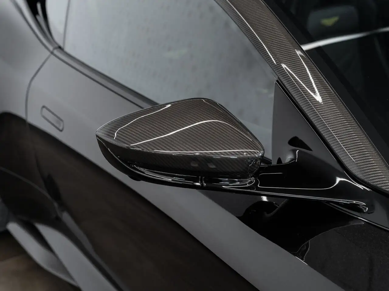 Aston Martin DBS снимка Aston Martin DBS