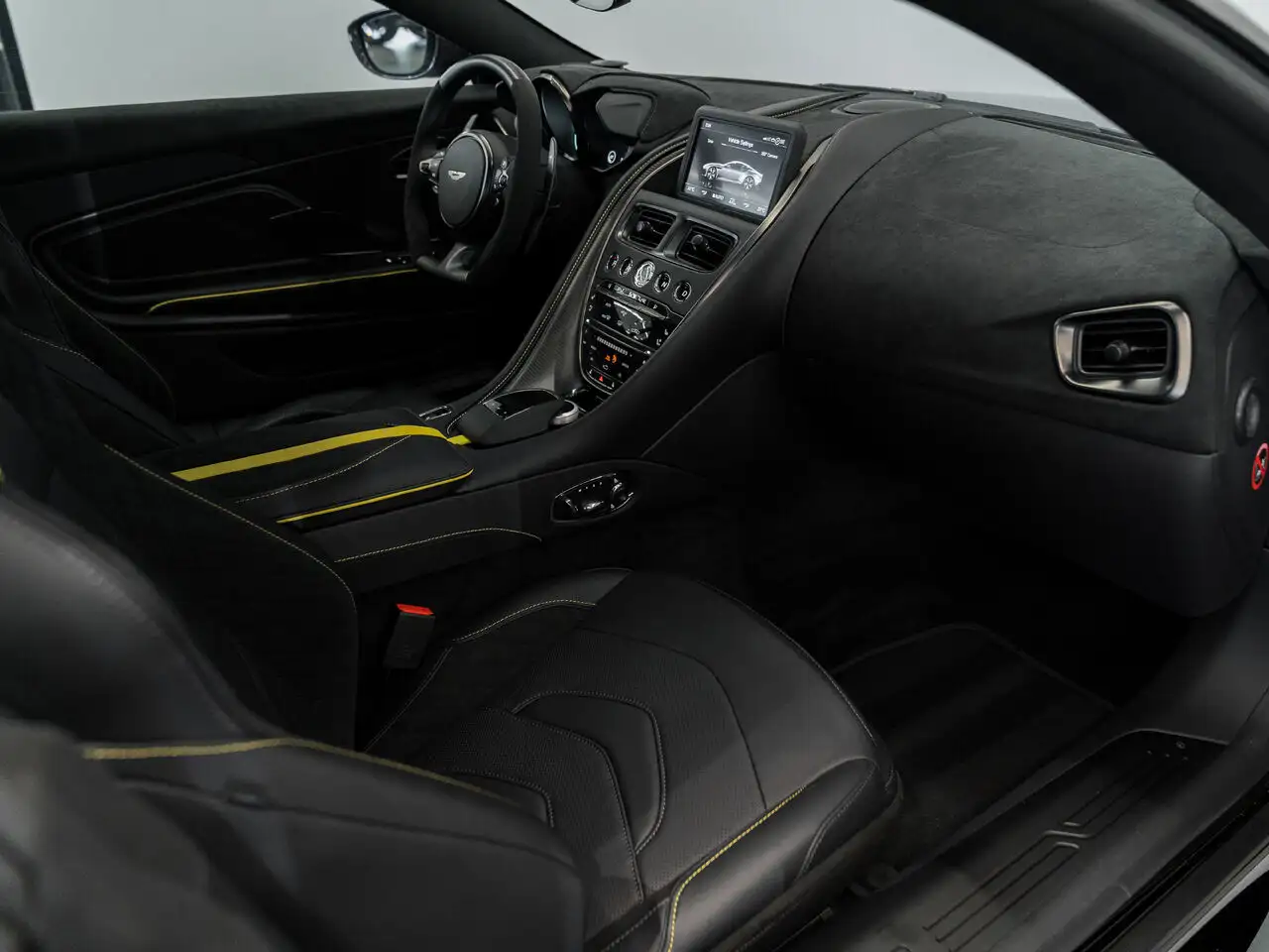 Aston Martin DBS снимка Aston Martin DBS