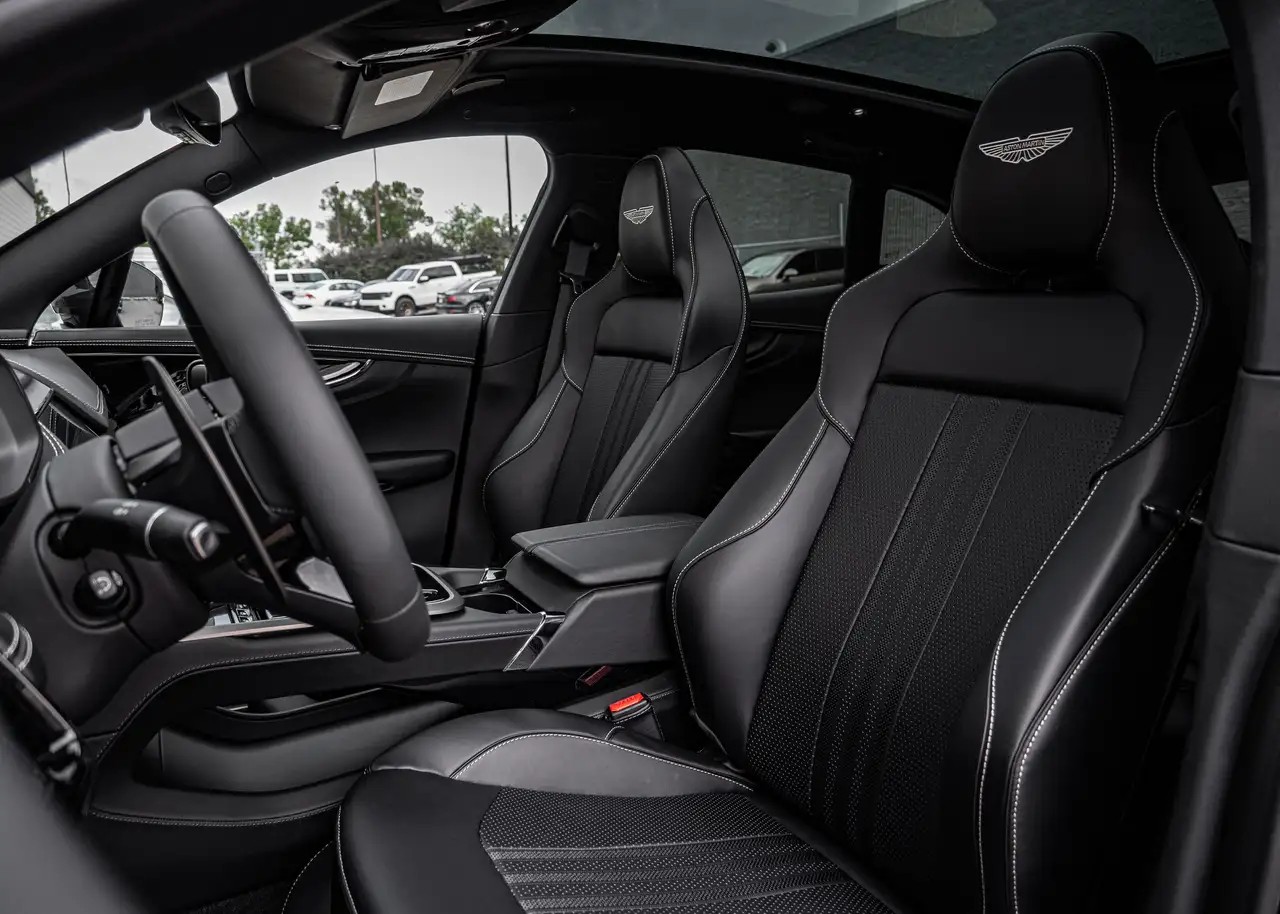 Aston Martin DBX снимка Aston Martin DBX